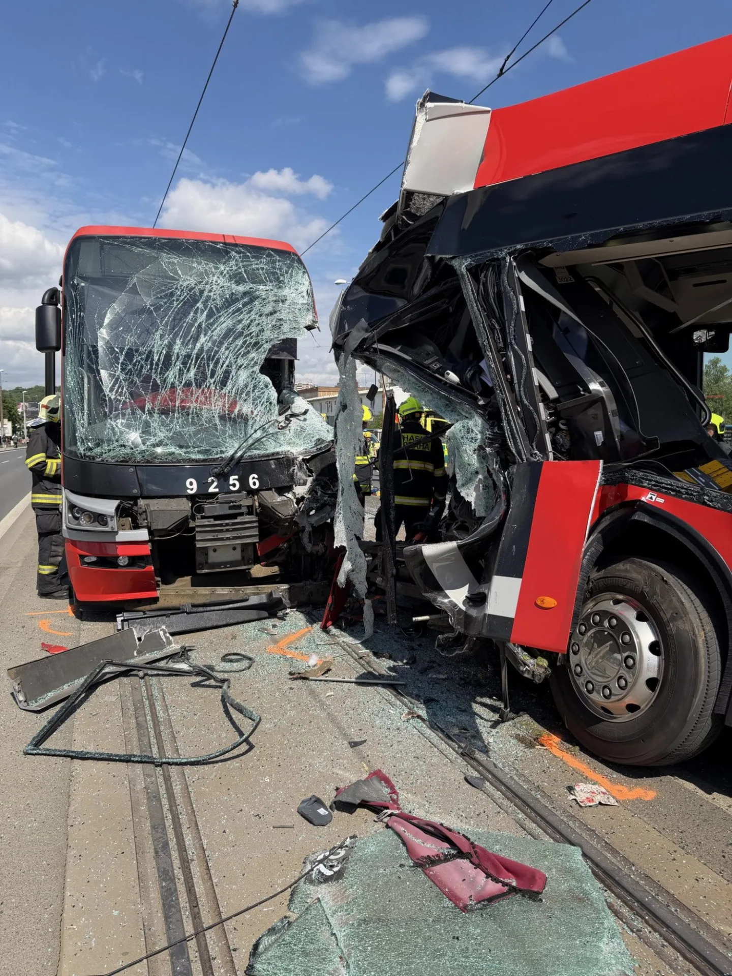V Praze se srazila tramvaj s autobusem. Patnáct lidí je zraněných