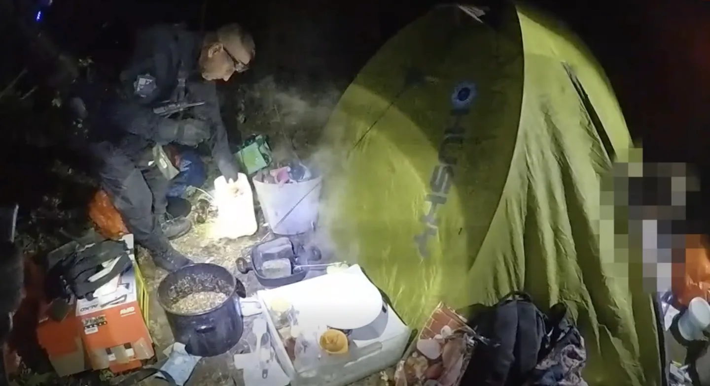 Dvojice vařila drogy přímo před stanem.