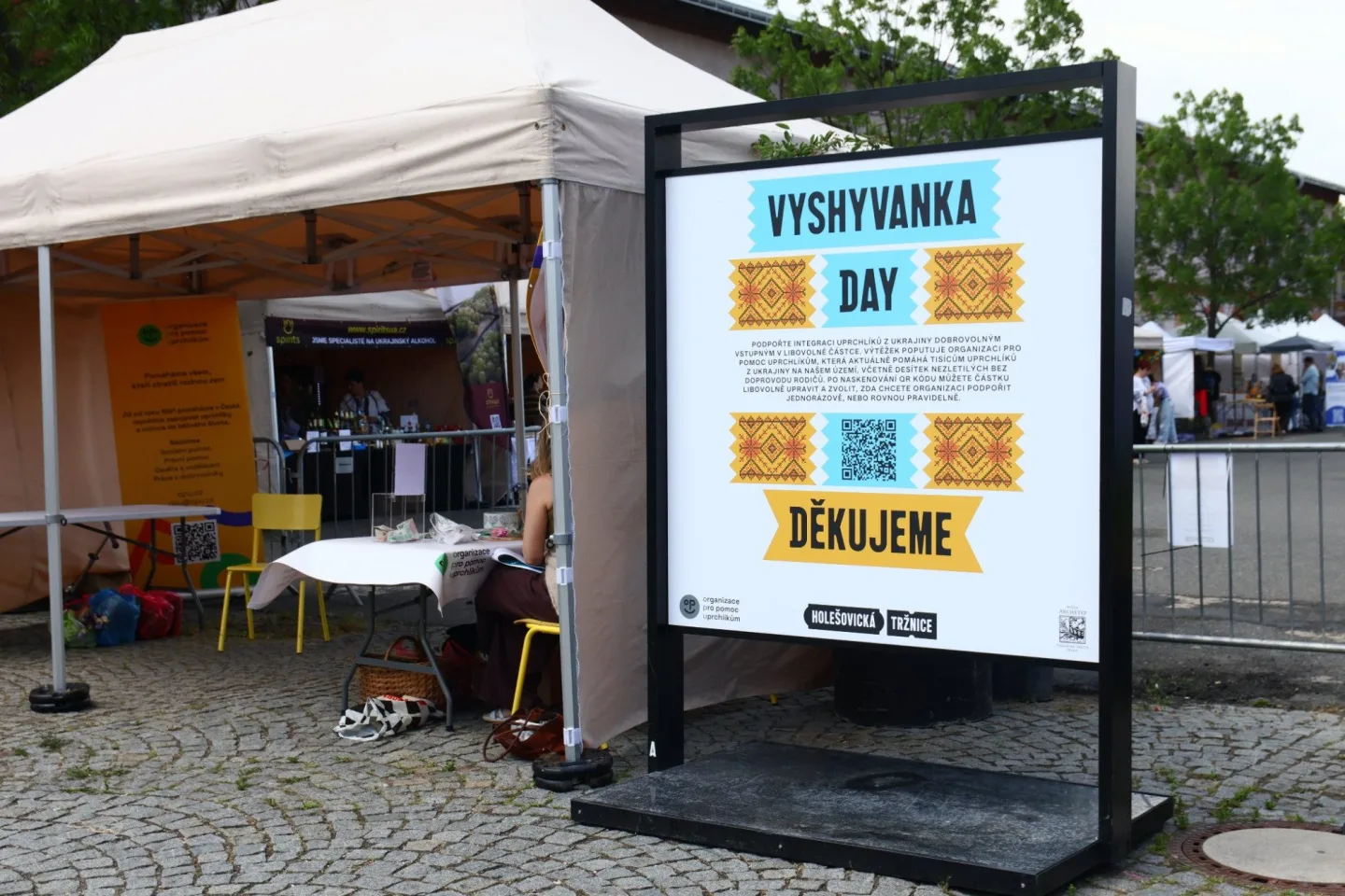 FOTO: Boršč, folklór a maskovací sítě. Holešovická tržnice ožívá ukrajinským Dnem vyšyvanky