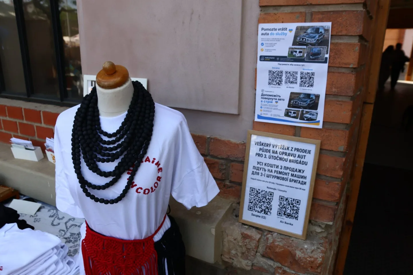 FOTO: Boršč, folklór a maskovací sítě. Holešovická tržnice ožívá ukrajinským Dnem vyšyvanky