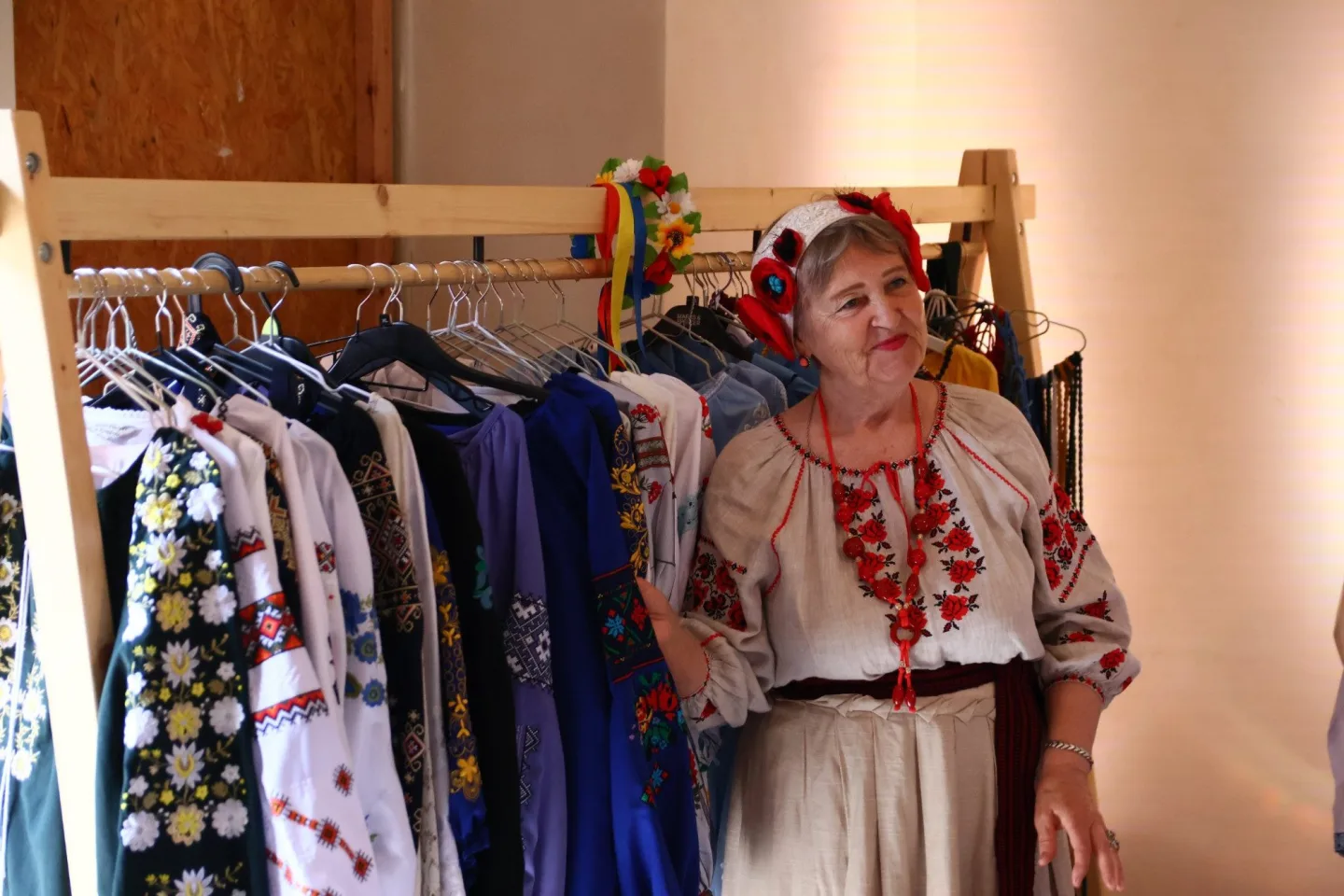 FOTO: Boršč, folklór a maskovací sítě. Holešovická tržnice ožívá ukrajinským Dnem vyšyvanky