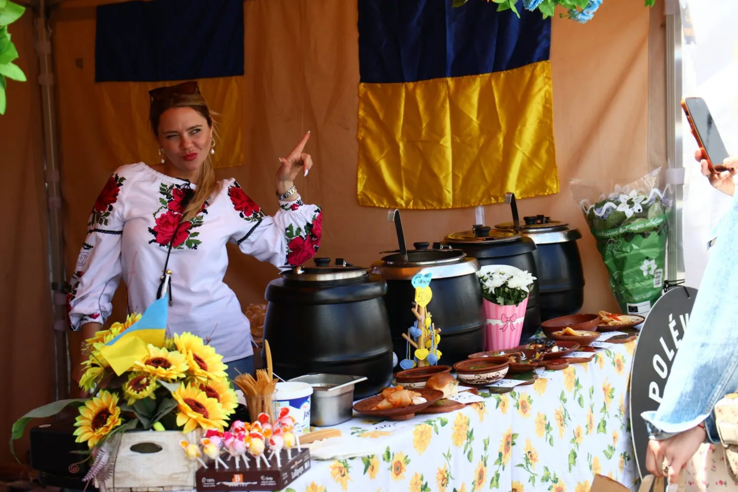 FOTO: Boršč, folklór a maskovací sítě. Holešovická tržnice ožívá ukrajinským Dnem vyšyvanky