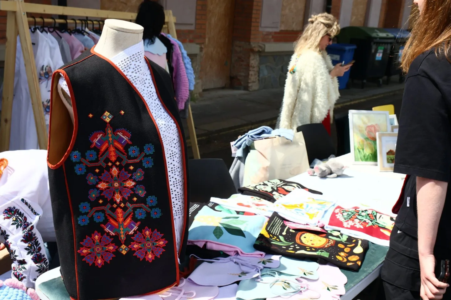 FOTO: Boršč, folklór a maskovací sítě. Holešovická tržnice ožívá ukrajinským Dnem vyšyvanky
