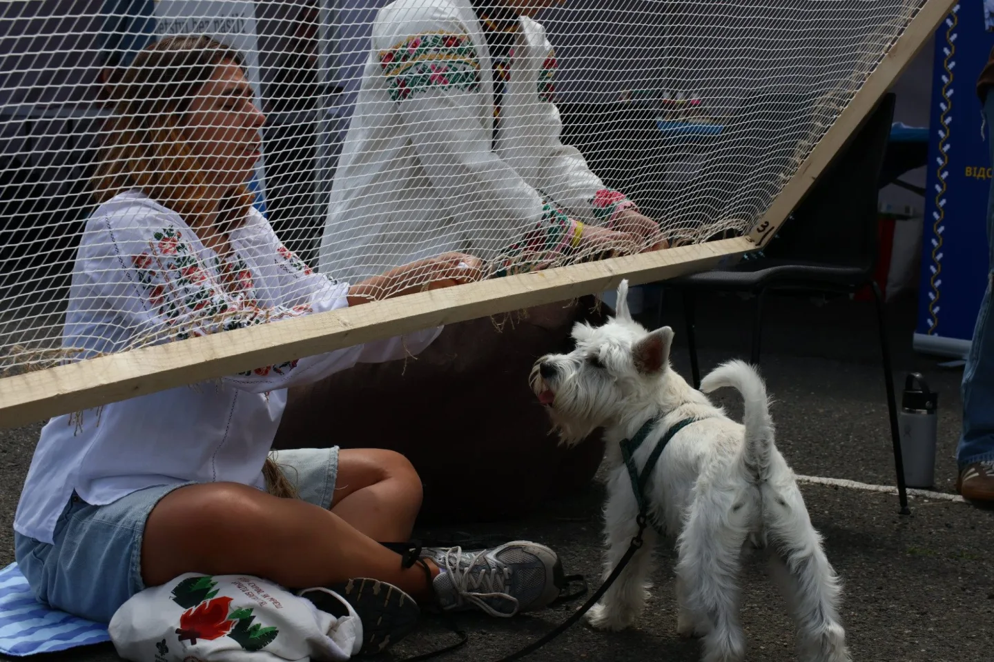 FOTO: Boršč, folklór a maskovací sítě. Holešovická tržnice ožívá ukrajinským Dnem vyšyvanky