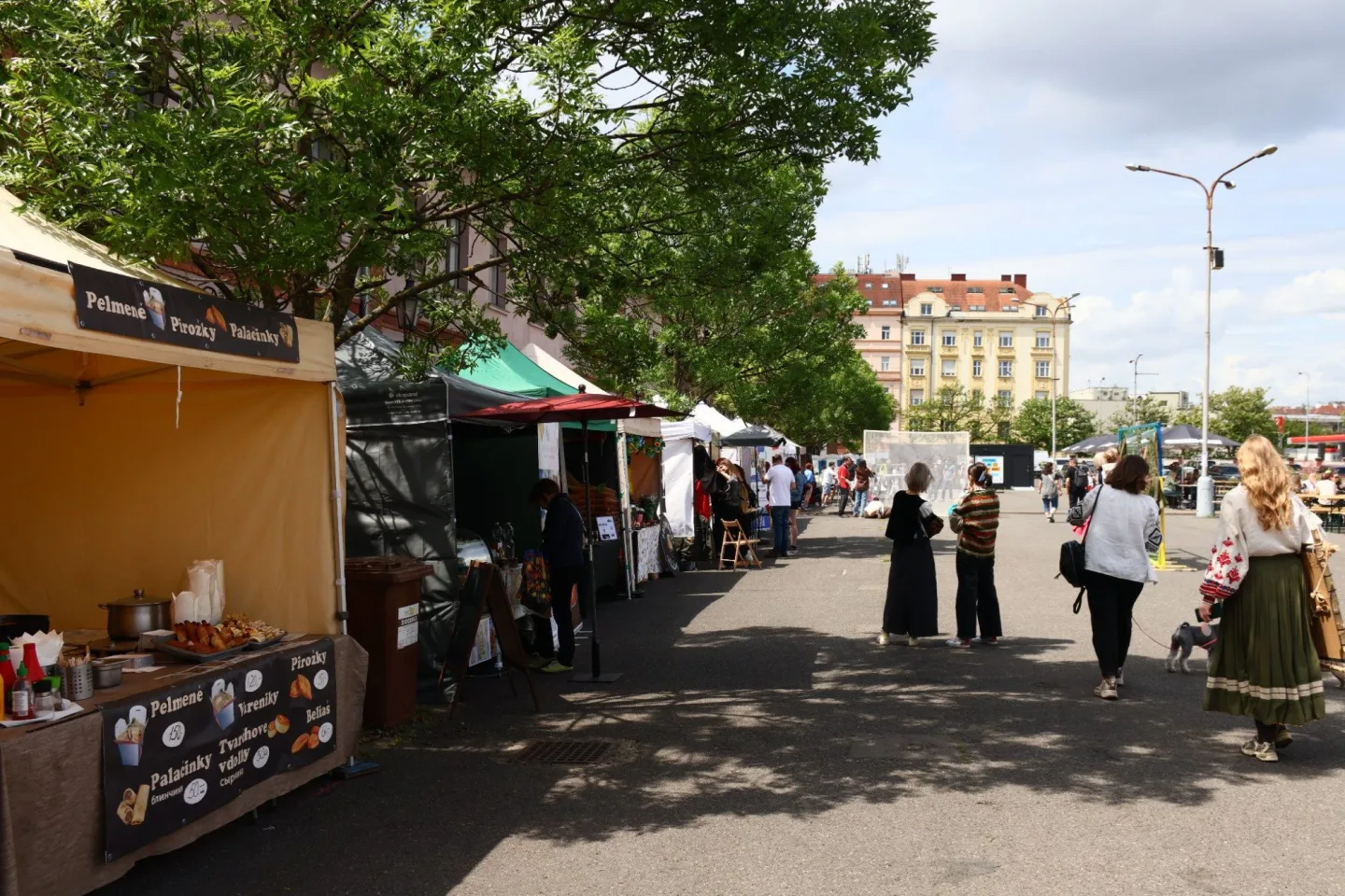 FOTO: Boršč, folklór a maskovací sítě. Holešovická tržnice ožívá ukrajinským Dnem vyšyvanky