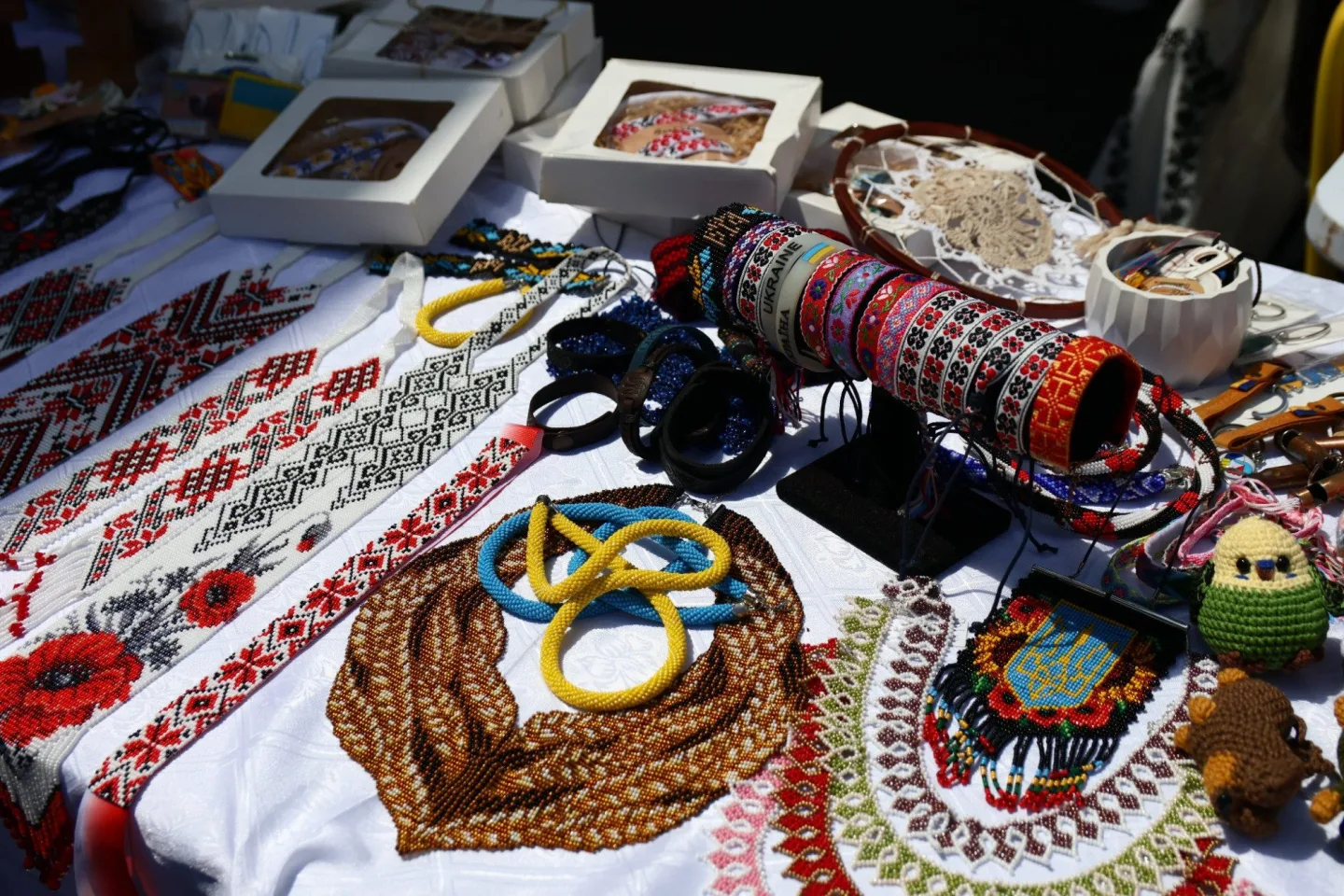 FOTO: Boršč, folklór a maskovací sítě. Holešovická tržnice ožívá ukrajinským Dnem vyšyvanky