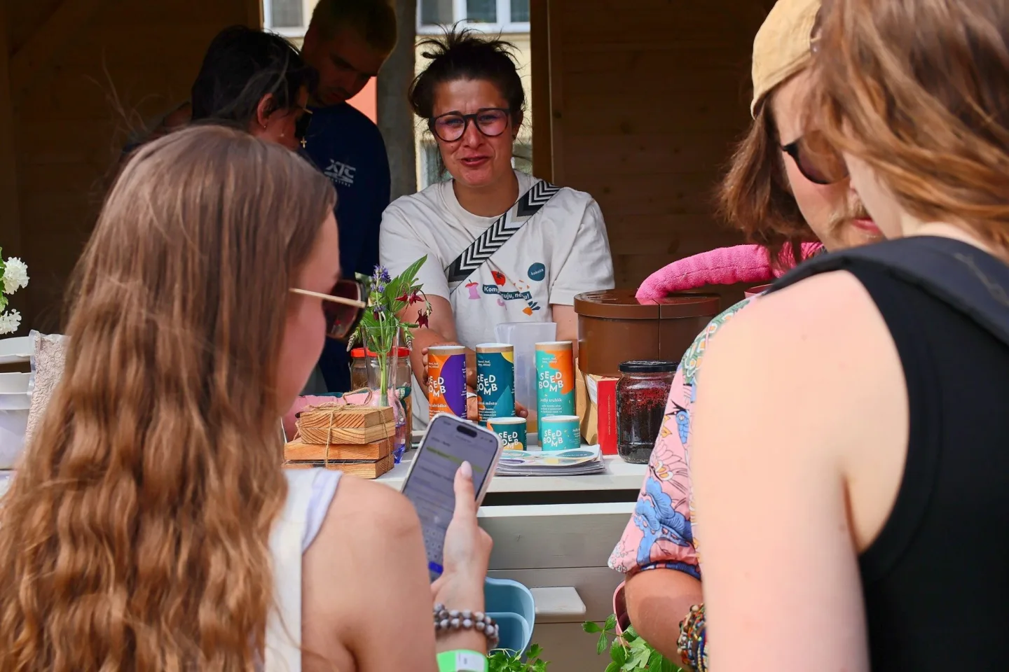 Moderní kompostéry i práce pro lidi se schizofrenií. Festival Pěstuj město ukázal, jak udržitelná řešení předbíhají současnou legislativu