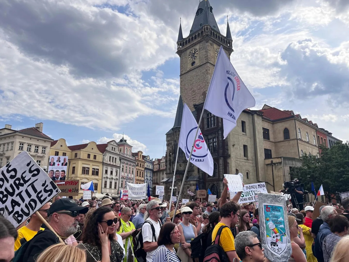 Prahou zní podpora veřejnoprávních médií. Průvod Milionu chvilek půjde před Úřad vlády