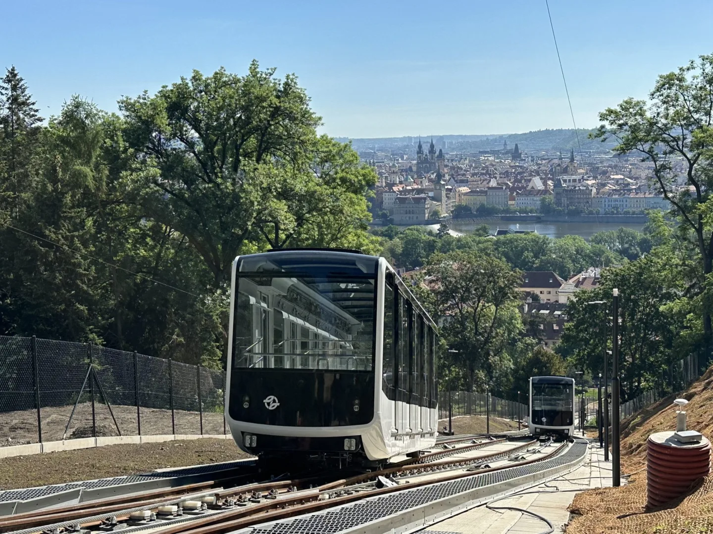 FOTO, VIDEO: Nové vozy lanovky jsou poprvé k vidění na trati na Petřín
