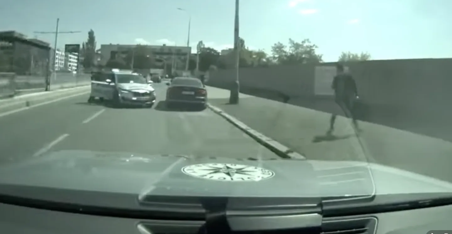Muže nezastavil ani policejní zátaras.
