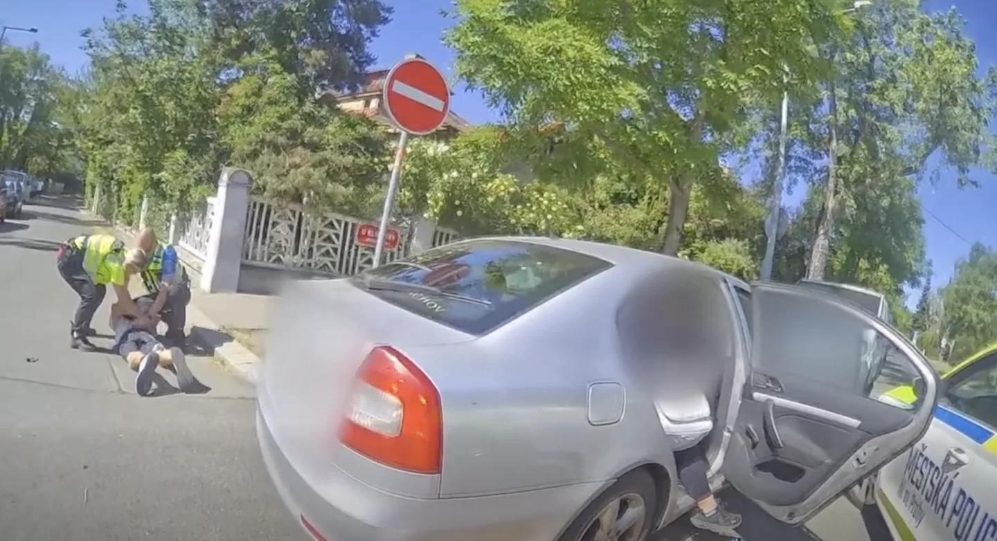 Taxikáře museli z auta vytáhnout strážníci.