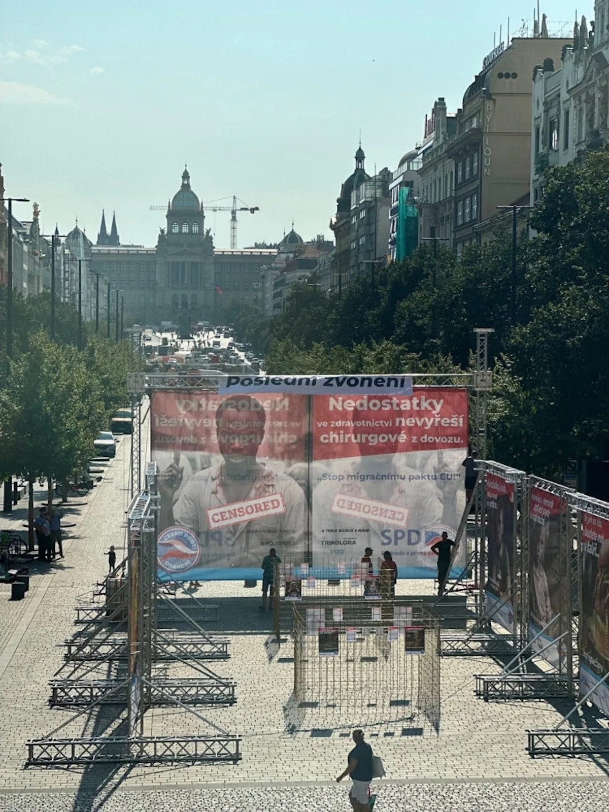Plakáty byly i na Václavském náměstí.