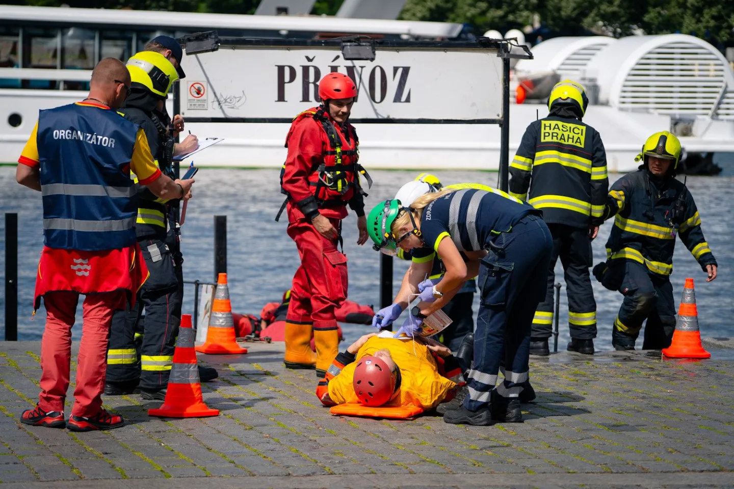 FOTO, VIDEO: Když se srazí lodě na Vltavě. Složky IZS cvičily scénář tragické nehody