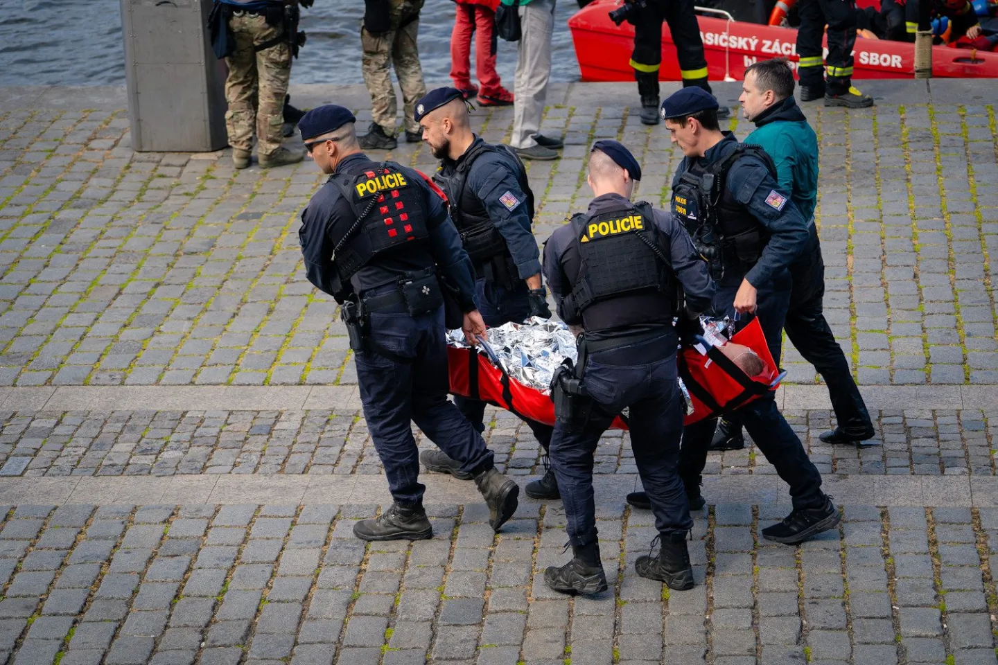 FOTO, VIDEO: Když se srazí lodě na Vltavě. Složky IZS cvičily scénář tragické nehody