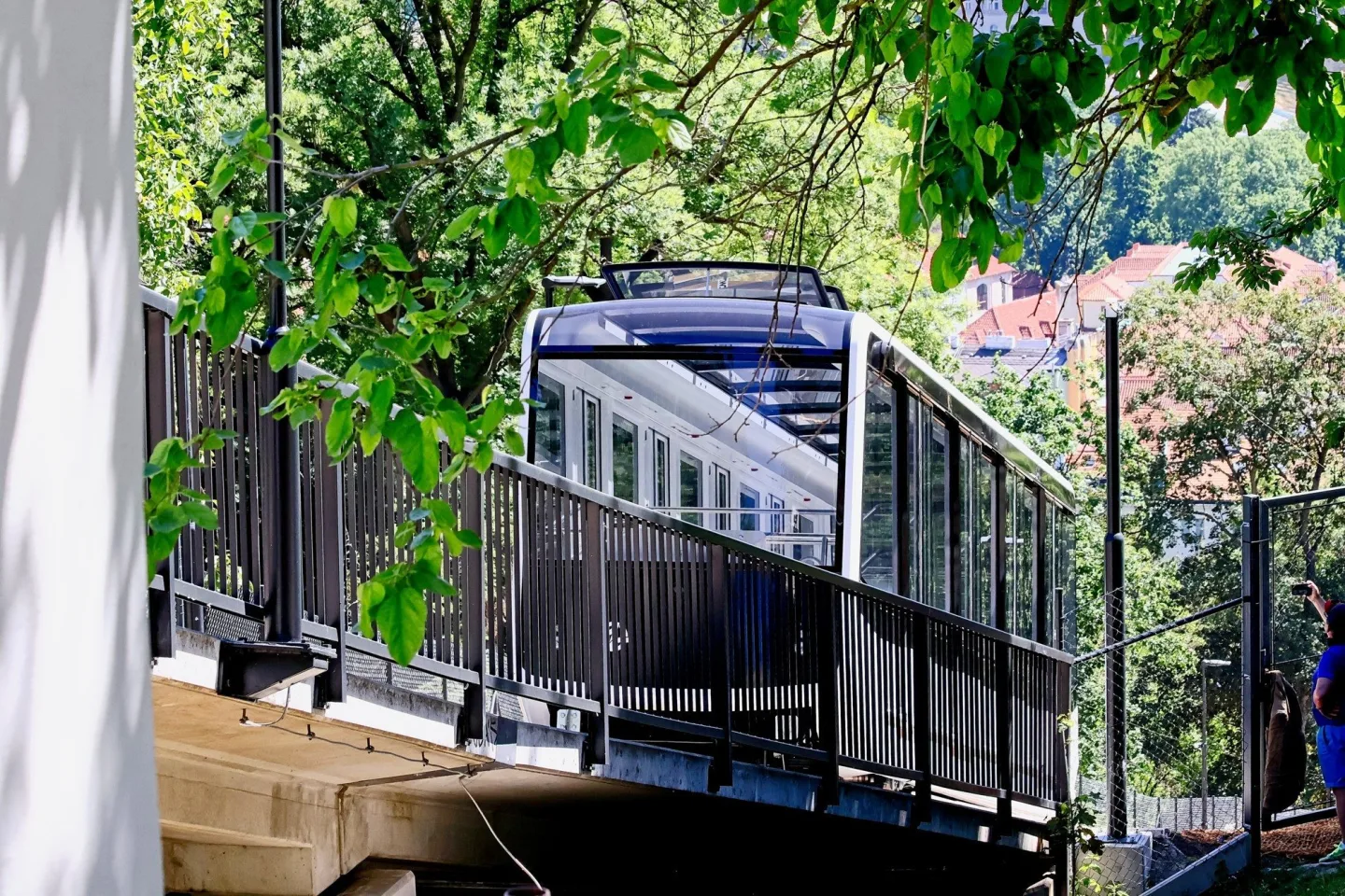 Proč nemají nové vozy lanovky na Petřín klimatizaci? Důvodem jsou váha a doba jízdy