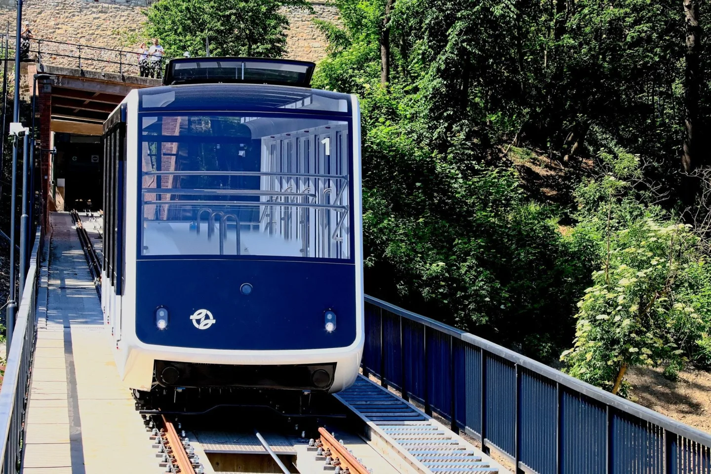 Proč nemají nové vozy lanovky na Petřín klimatizaci? Důvodem jsou váha a doba jízdy