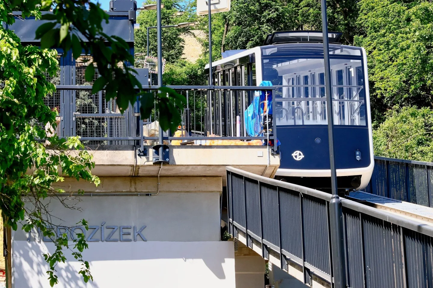Proč nemají nové vozy lanovky na Petřín klimatizaci? Důvodem jsou váha a doba jízdy