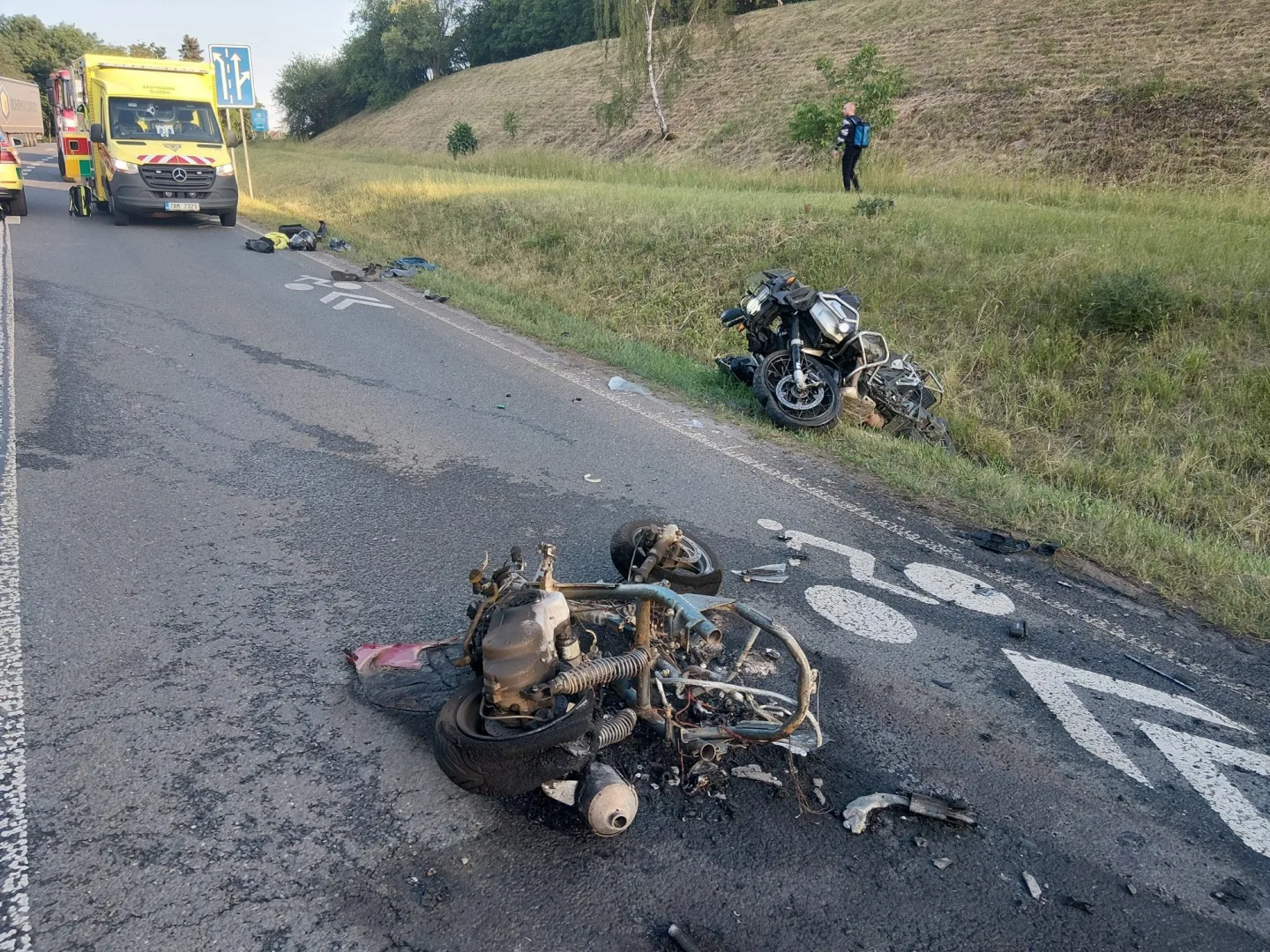 Kusy motorek se rozlétly do všech stran, policie zveřejnila snímky z děsivé nehody
