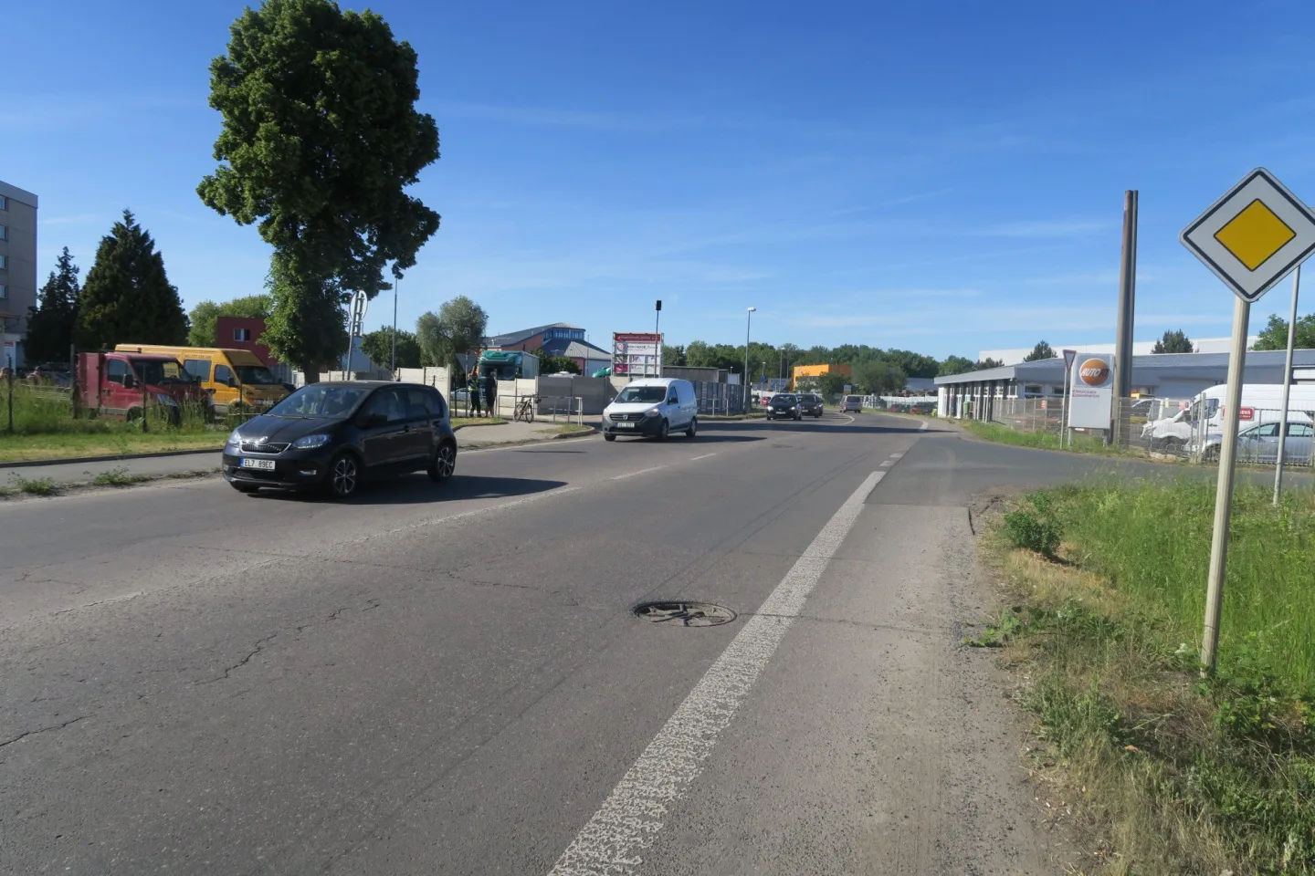 Řidič SUV zavinil v Praze 20 nehodu a odjel. Policie hledá svědky