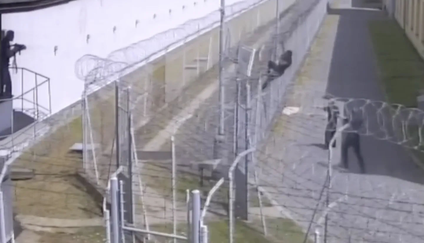 VIDEO: Trestanec chtěl utéct z pankrácké věznice. Dostal se k prvnímu plotu