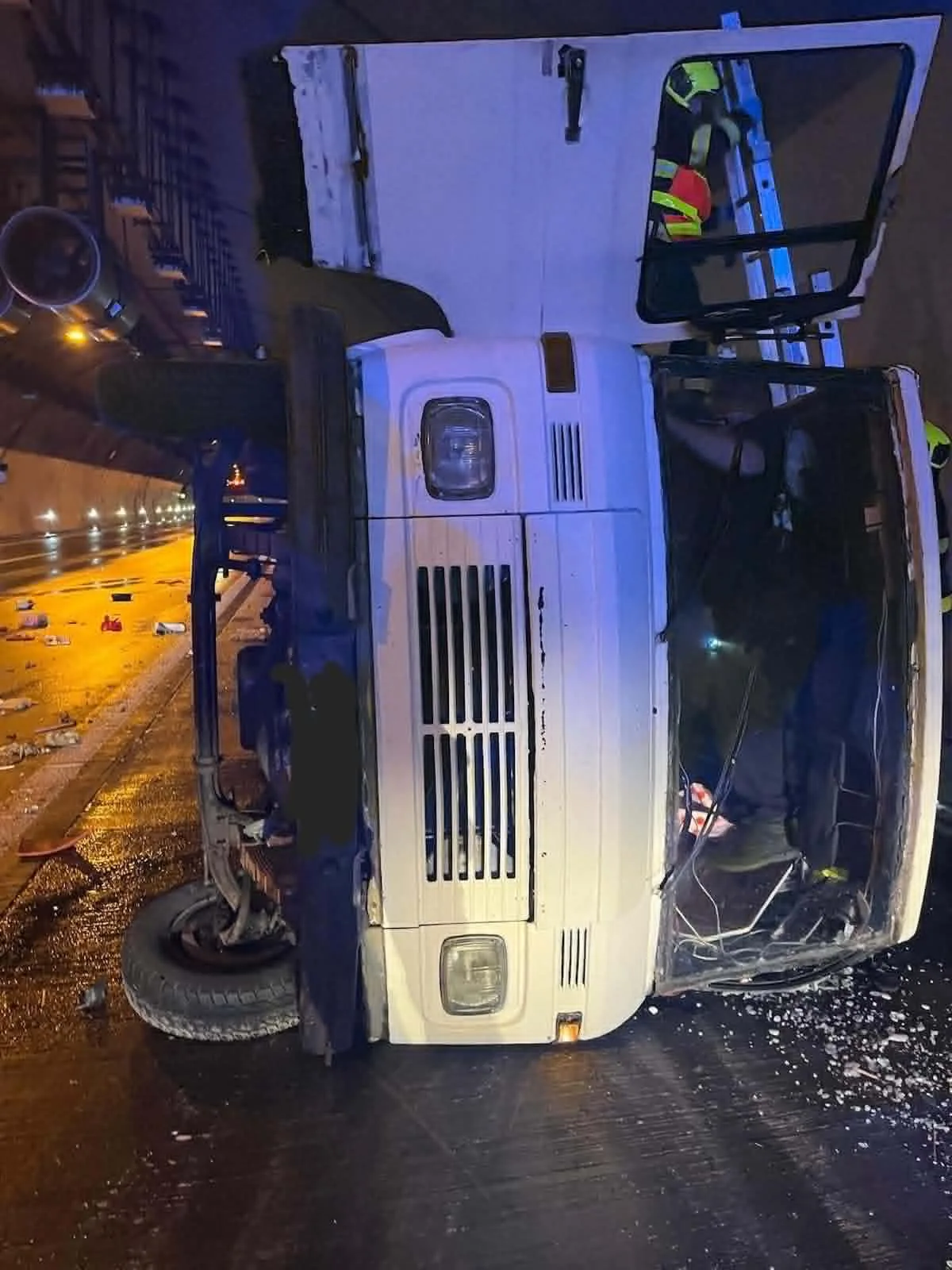 Noční nehoda v Komořanském tunelu komplikovala dopravu směrem na D1