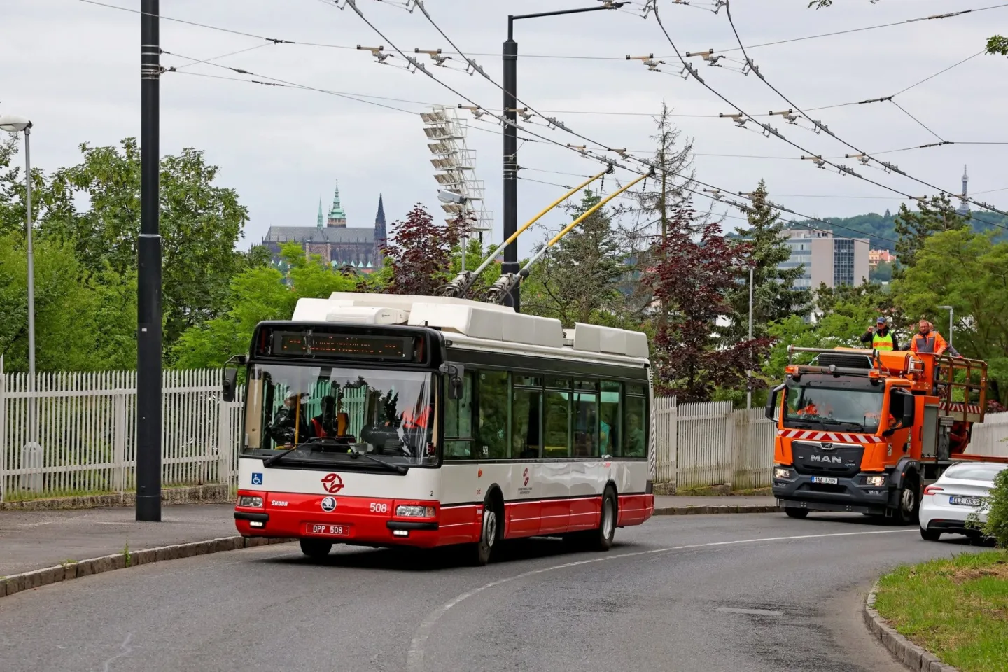 Historický návrat trolejbusů. Po desítkách let vyjely na Strahov i Hanspaulku
