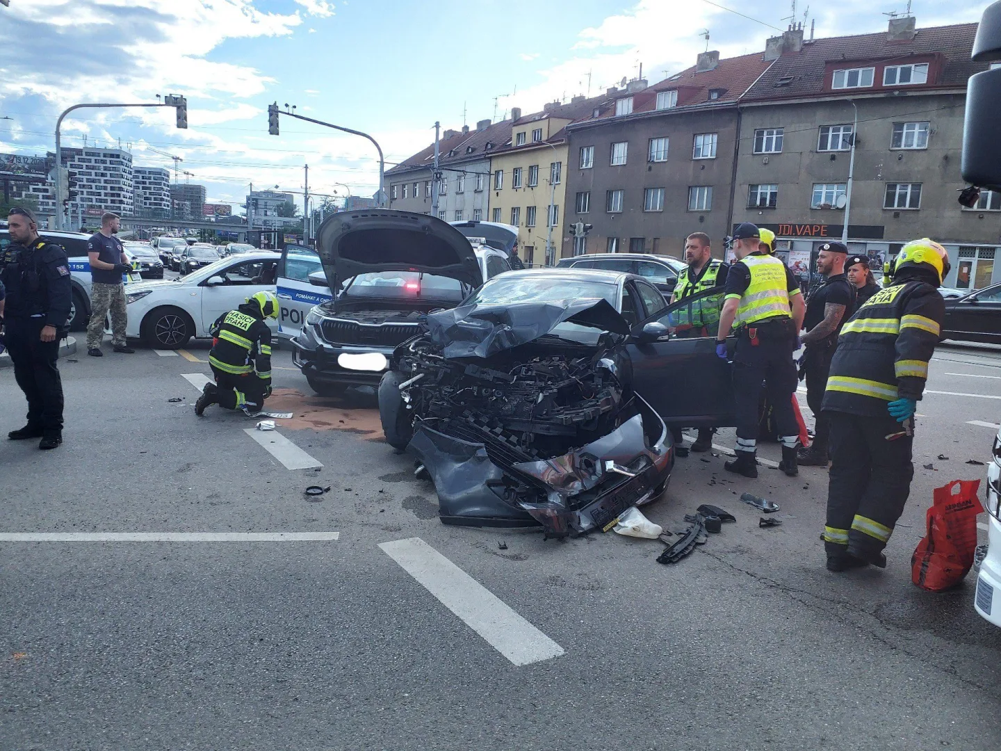 V Poděbradské se srazilo osobní auto s policejním vozem, na místě jsou zranění
