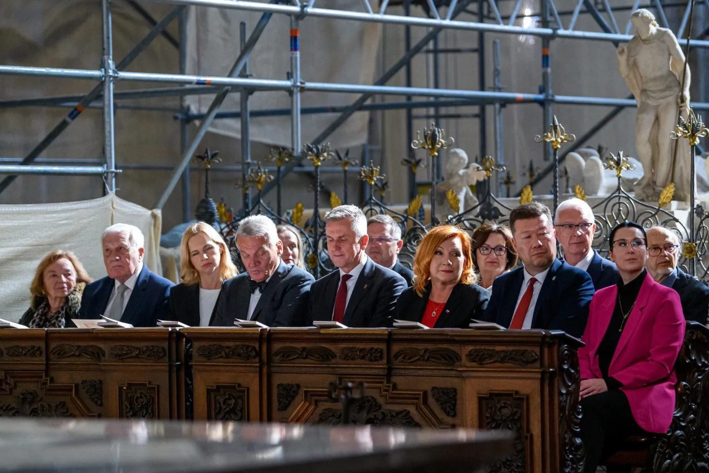 Levitující píšťaly ozdobené křišťály. Svatovítské varhany jsou po letech dokončené