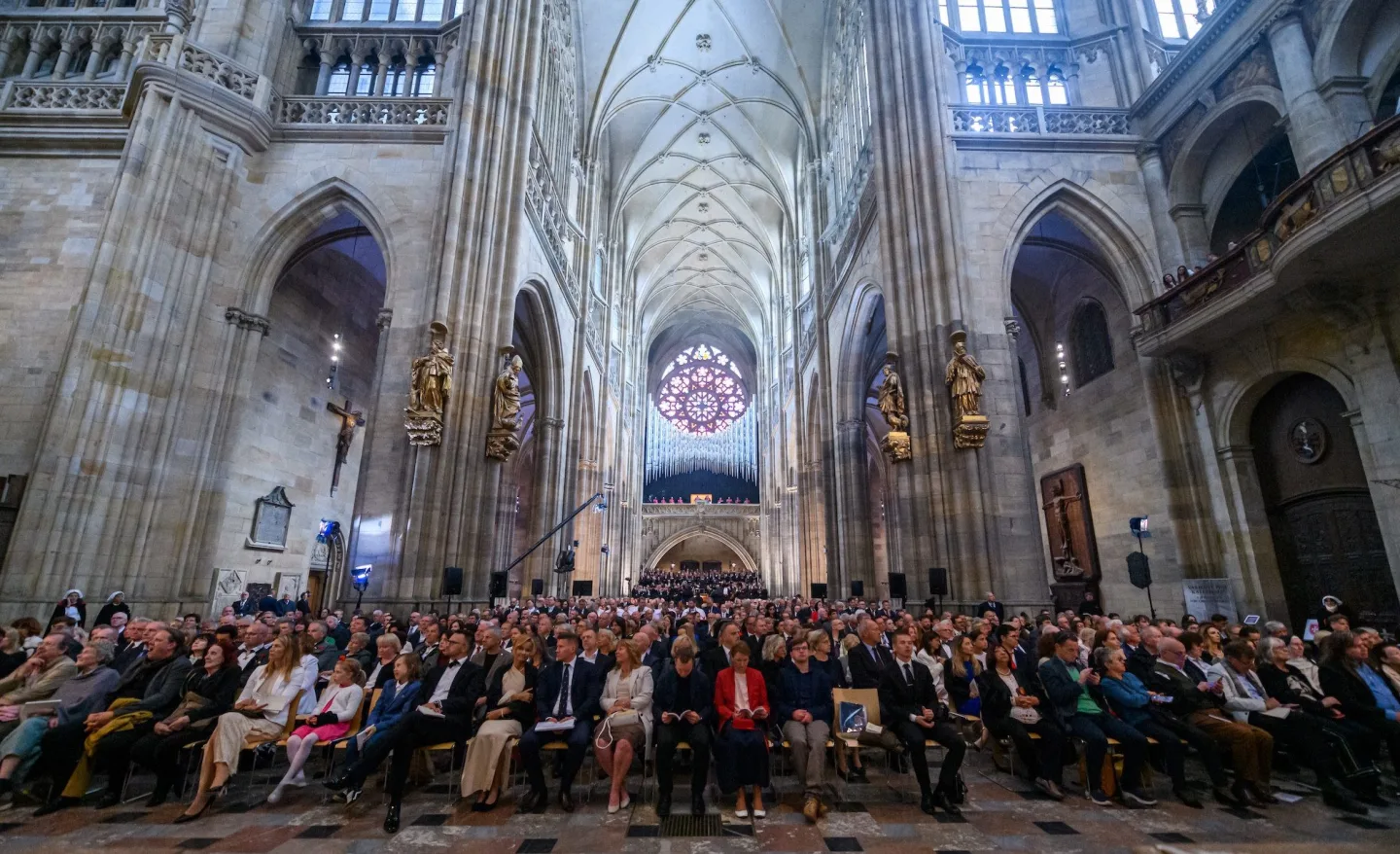 Levitující píšťaly ozdobené křišťály. Svatovítské varhany jsou po letech dokončené