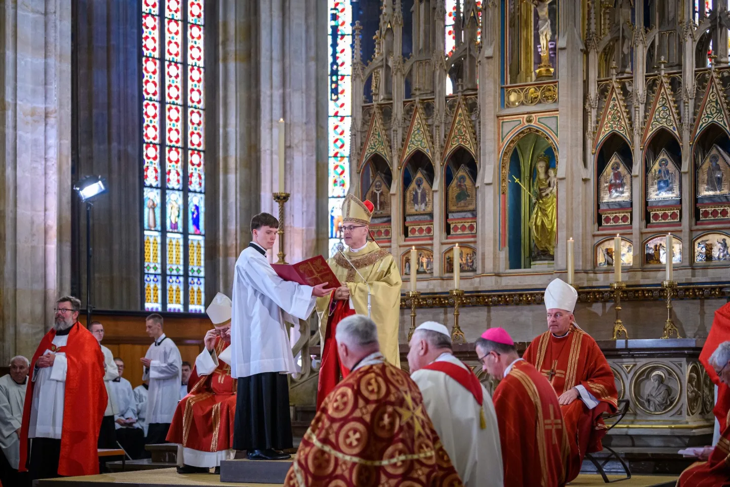 Levitující píšťaly ozdobené křišťály. Svatovítské varhany jsou po letech dokončené