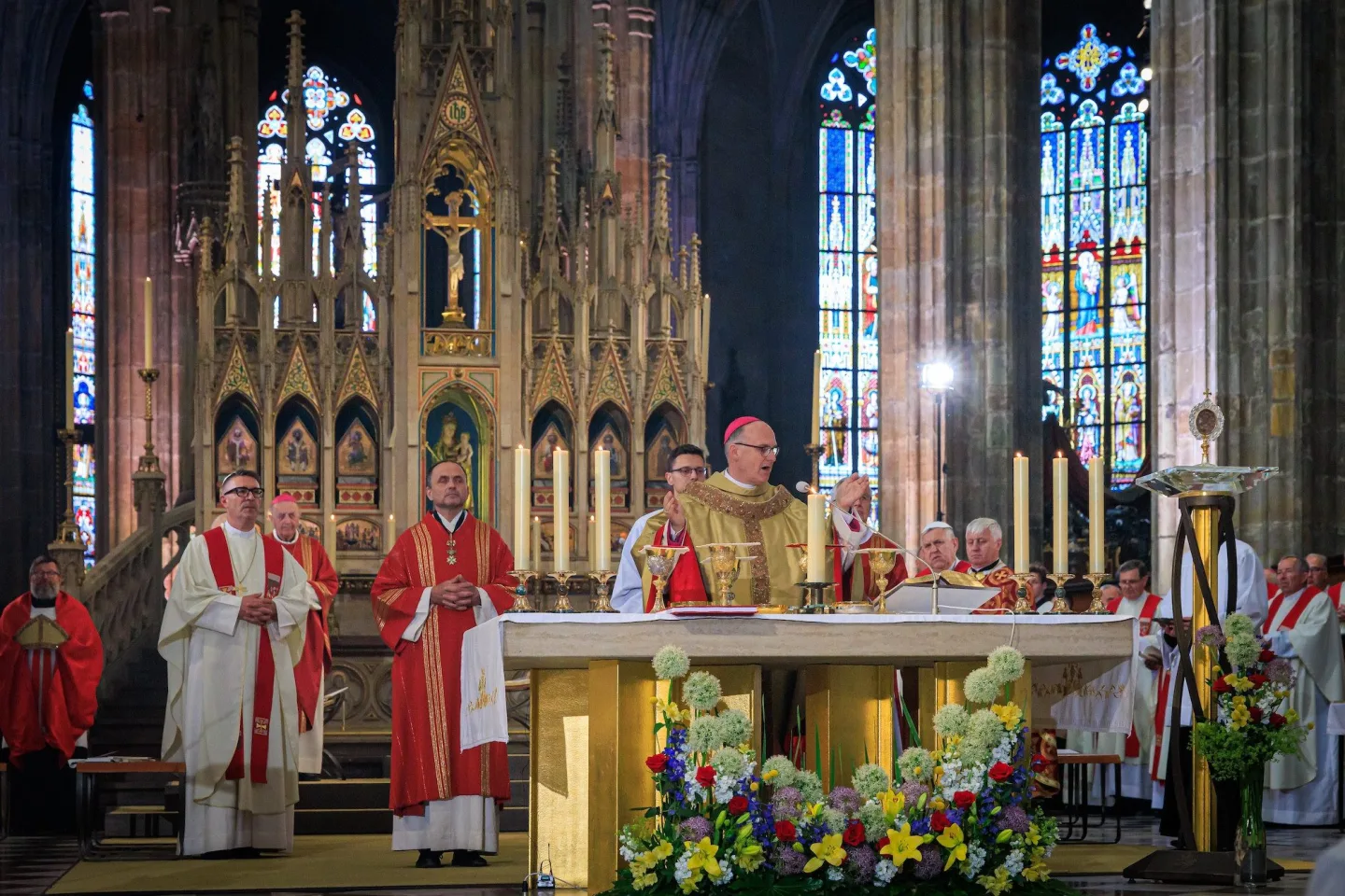 Levitující píšťaly ozdobené křišťály. Svatovítské varhany jsou po letech dokončené