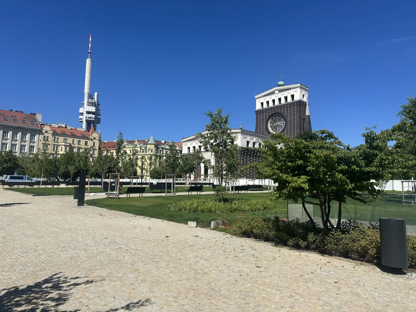 Přehřátá plocha bez zeleně? Na opravený Jiřák se snáší kritika, realita je ale jiná