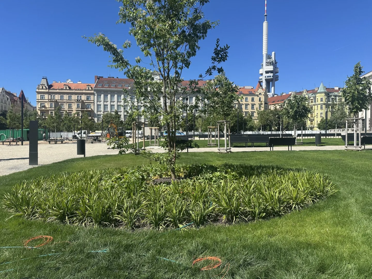 Přehřátá plocha bez zeleně? Na opravený Jiřák se snáší kritika, realita je ale jiná