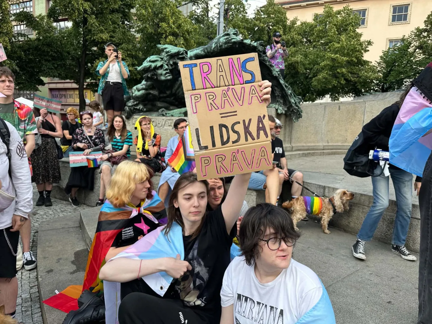 FOTO: Pražané se postavili za práva trans lidí, protest se snažili narušit provokatéři