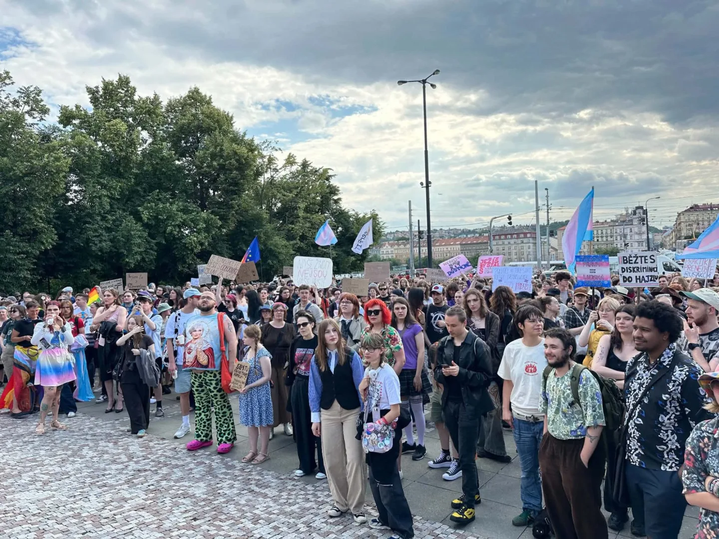 FOTO: Pražané se postavili za práva trans lidí, protest se snažili narušit provokatéři