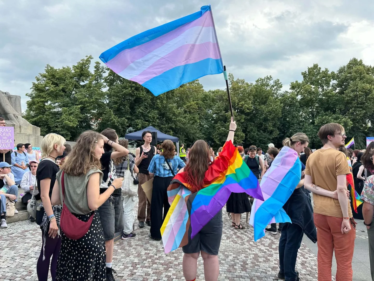 FOTO: Pražané se postavili za práva trans lidí, protest se snažili narušit provokatéři