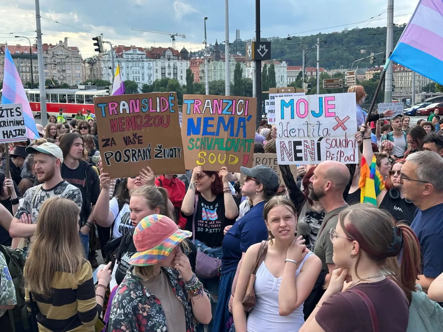 FOTO: Pražané se postavili za práva trans lidí, protest se snažili narušit provokatéři