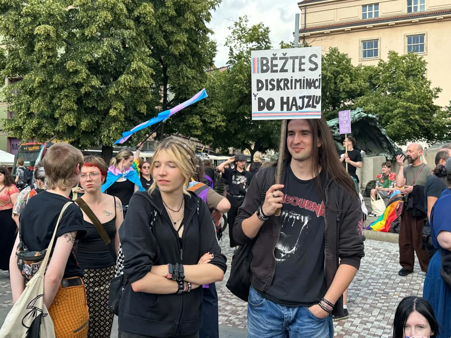 FOTO: Pražané se postavili za práva trans lidí, protest se snažili narušit provokatéři