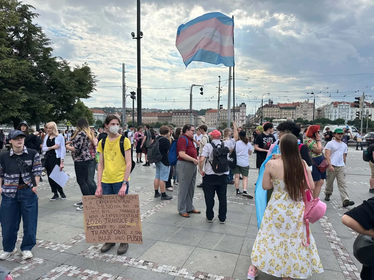 FOTO: Pražané se postavili za práva trans lidí, protest se snažili narušit provokatéři