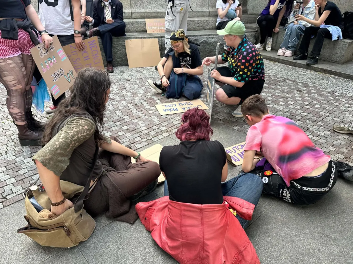 FOTO: Pražané se postavili za práva trans lidí, protest se snažili narušit provokatéři