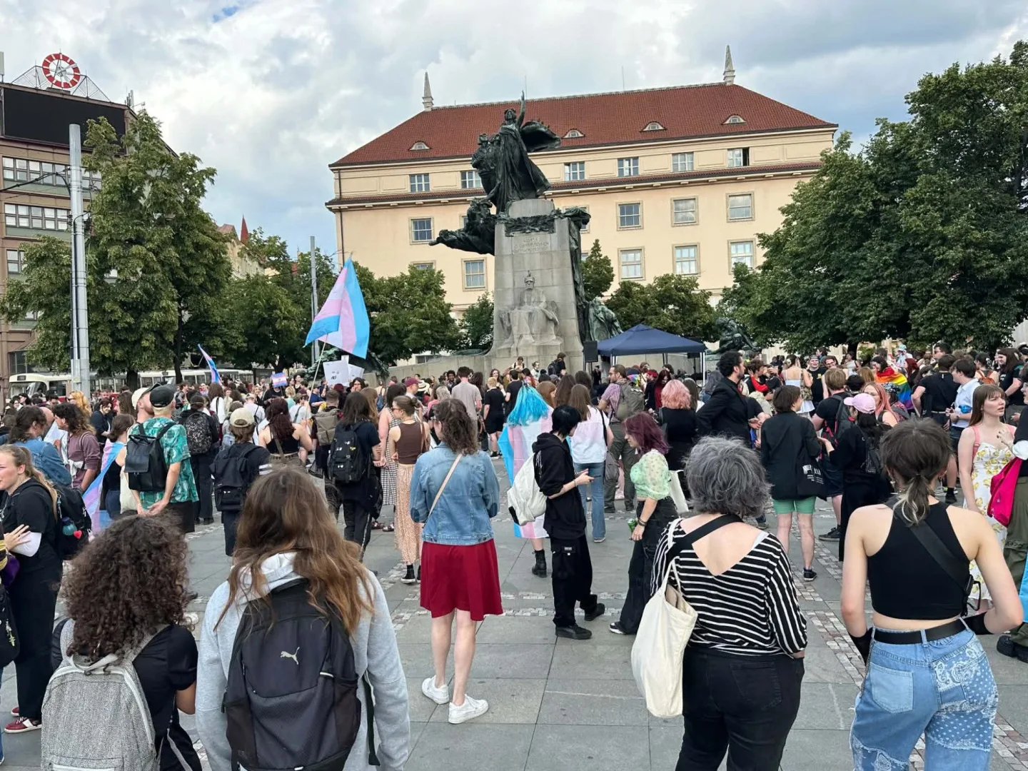 FOTO: Pražané se postavili za práva trans lidí, protest se snažili narušit provokatéři