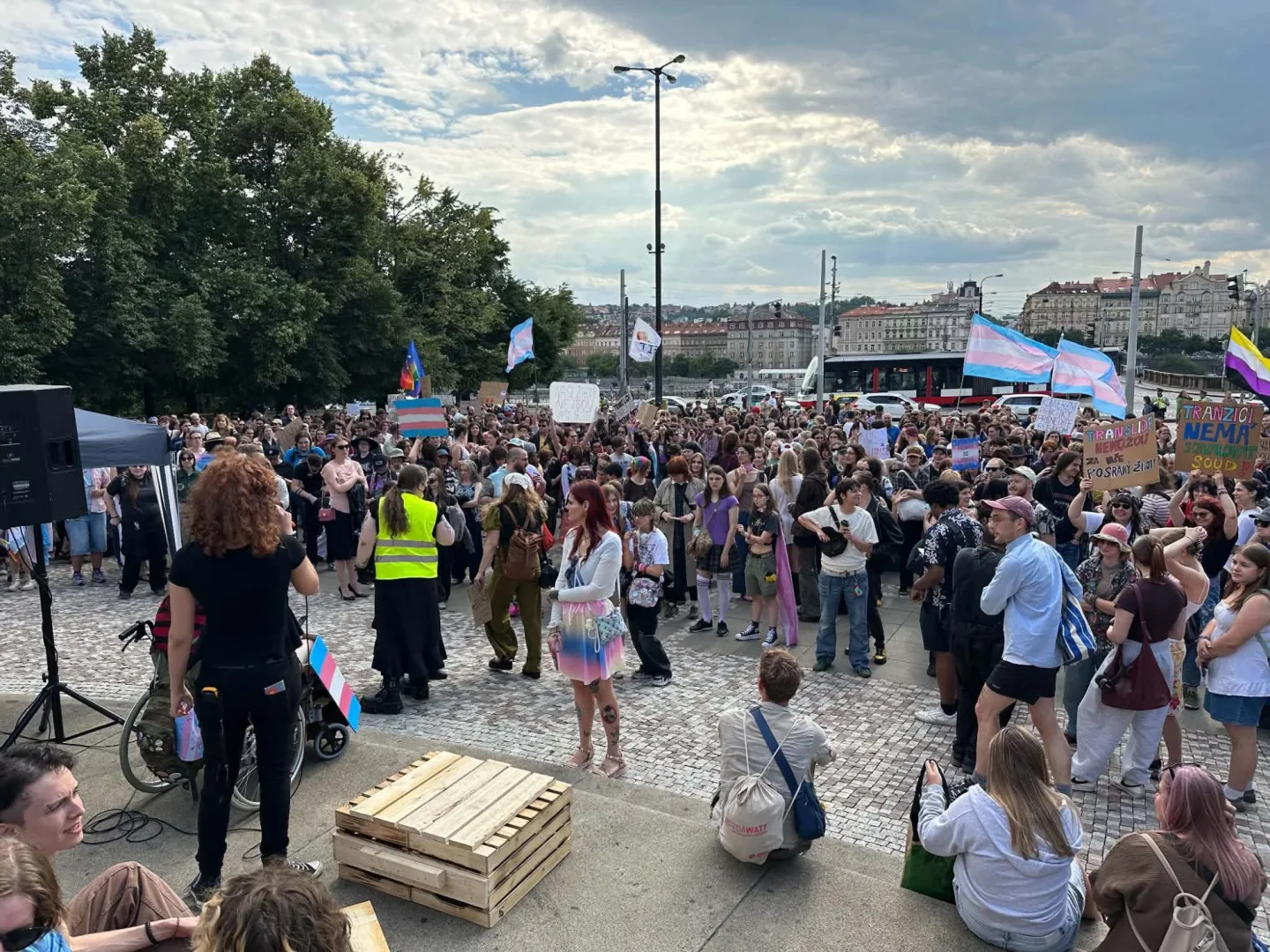 FOTO: Pražané se postavili za práva trans lidí, protest se snažili narušit provokatéři