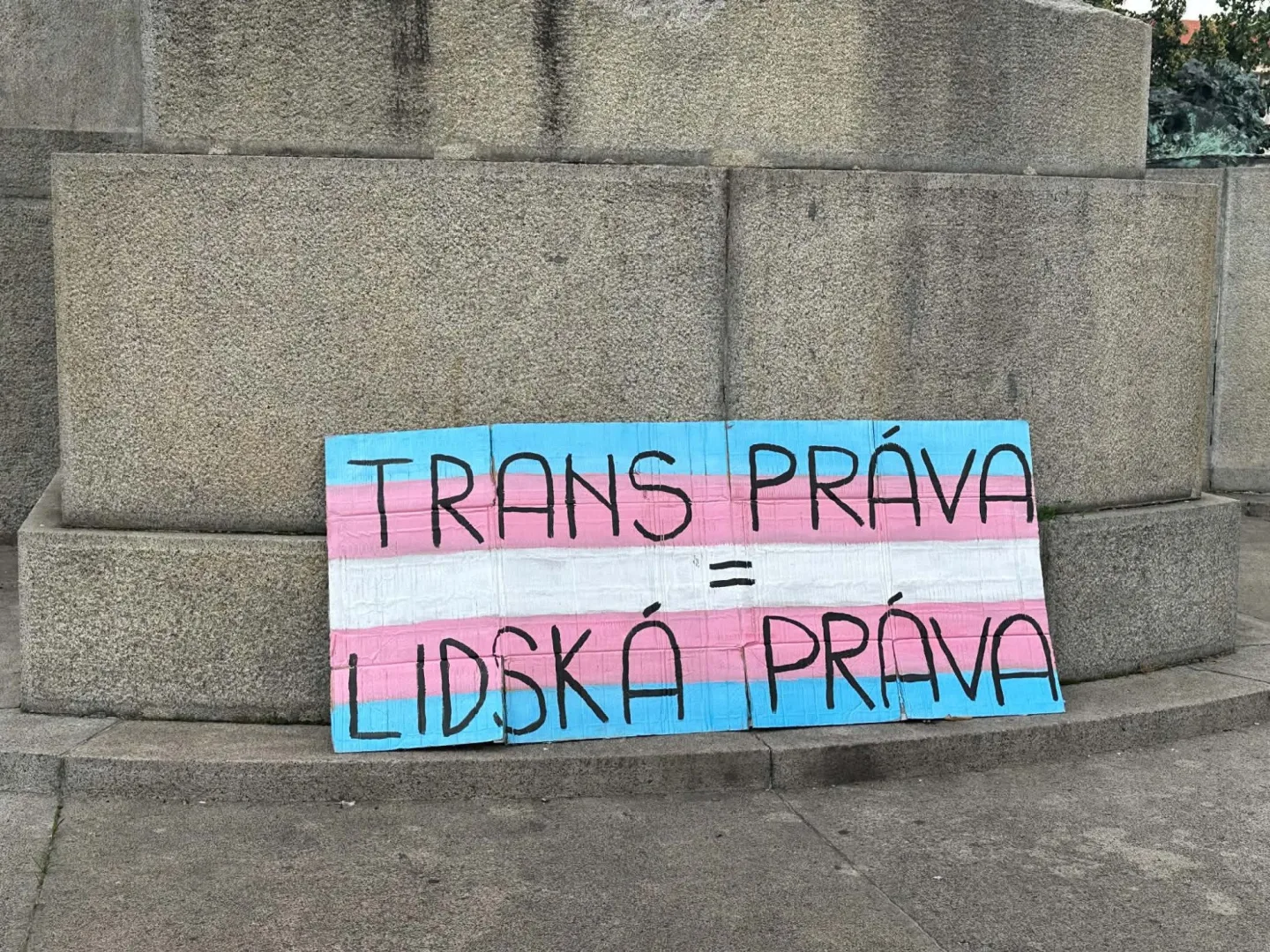 FOTO: Pražané se postavili za práva trans lidí, protest se snažili narušit provokatéři