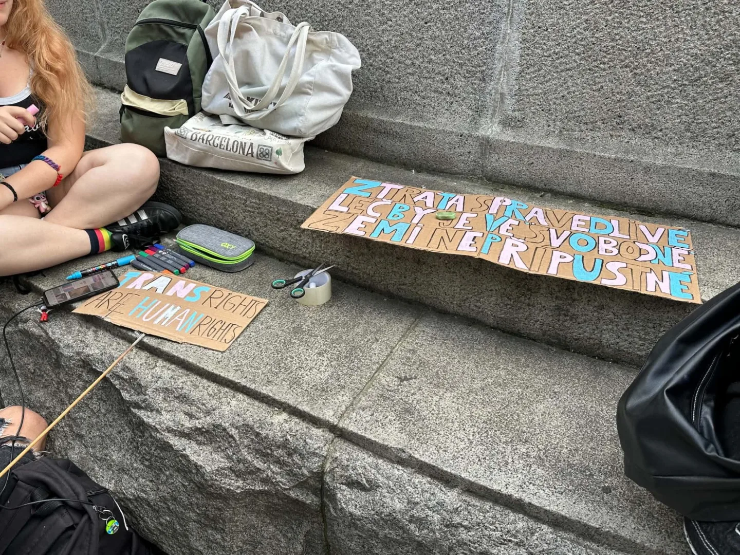 FOTO: Pražané se postavili za práva trans lidí, protest se snažili narušit provokatéři