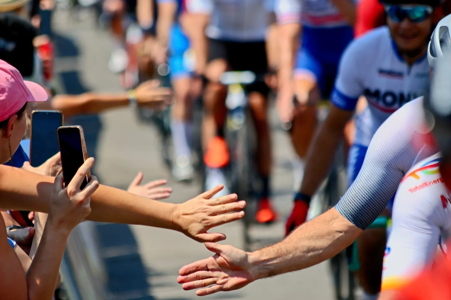 FOTO: Jako na Tour de France. Cyklonadšenci si v Praze zkusili slavný závod