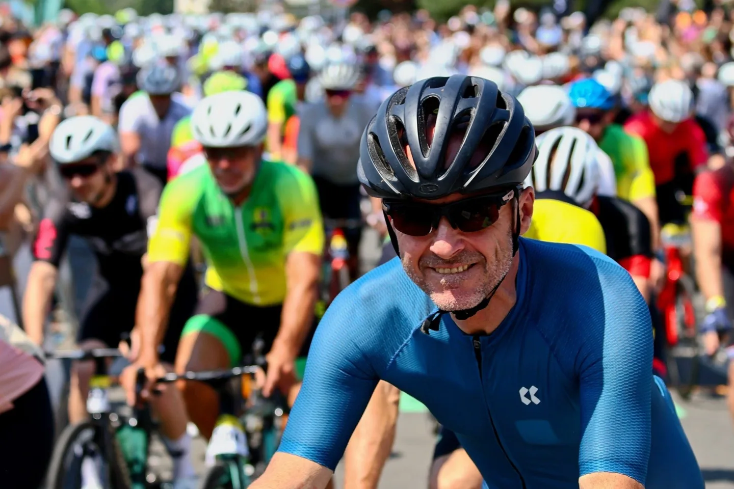 FOTO: Jako na Tour de France. Cyklonadšenci si v Praze zkusili slavný závod