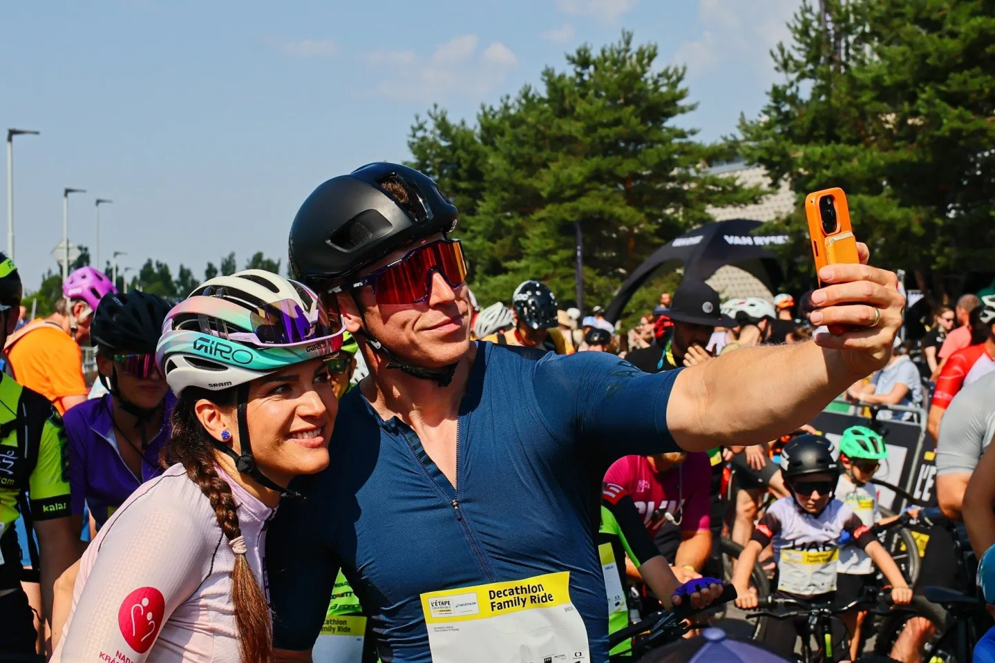 FOTO: Jako na Tour de France. Cyklonadšenci si v Praze zkusili slavný závod