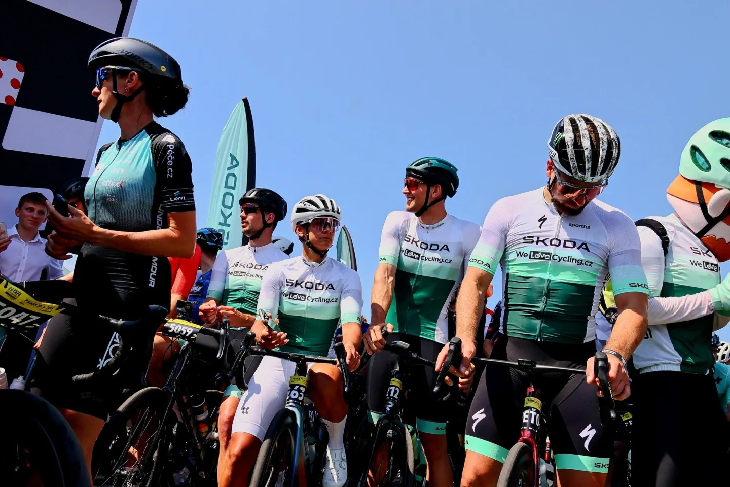 FOTO: Jako na Tour de France. Cyklonadšenci si v Praze zkusili slavný závod