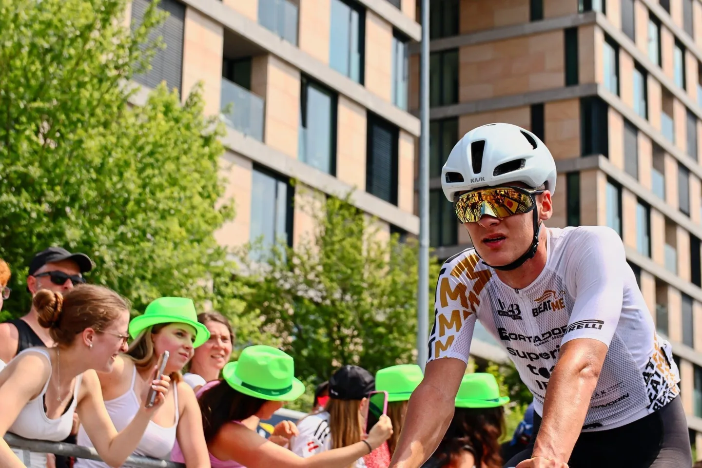 FOTO: Jako na Tour de France. Cyklonadšenci si v Praze zkusili slavný závod