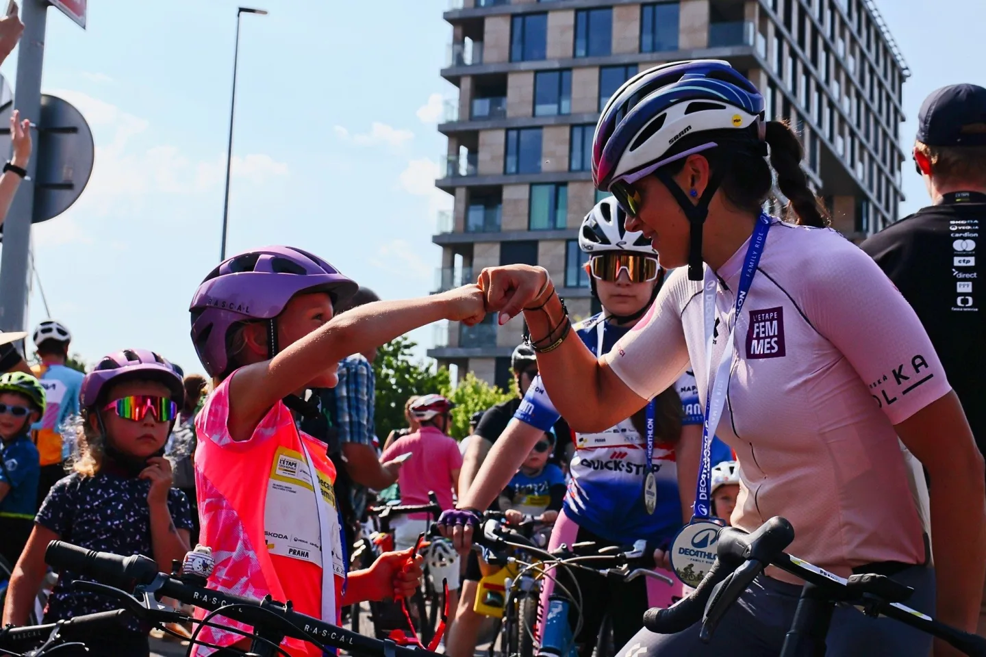 FOTO: Jako na Tour de France. Cyklonadšenci si v Praze zkusili slavný závod